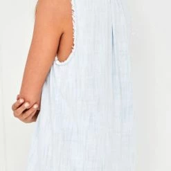 Bella Dahl The Sleeveless Fray Top In Desert Sky Wash