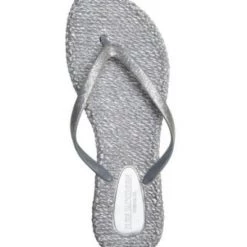 Isle Jacobsen The Glitter Flip Flop In Silver Shoes