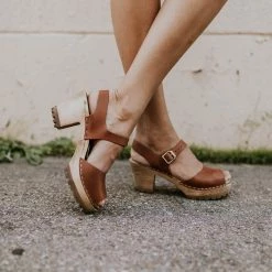 Mia Shoes The Peep Toe Clog Sandal In Luggage